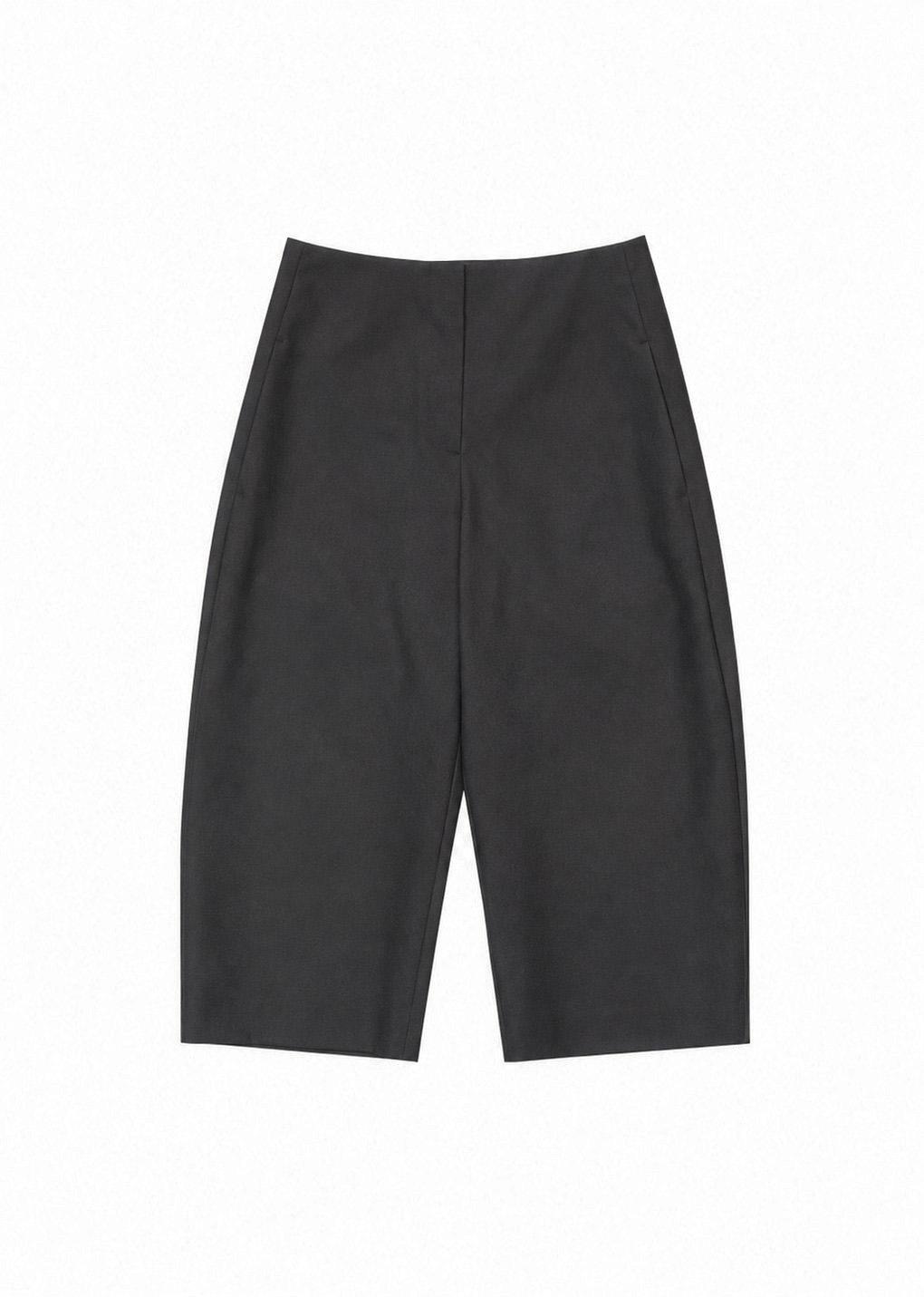 curved capri pants, black