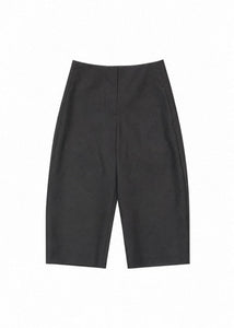 curved capri pants, black